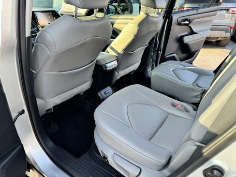 Used 2020 Toyota Highlander XLE AWD/4WD image 19