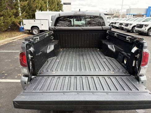 Used 2021 Toyota Tacoma TRD Off-Road w/ Technology Package image 30