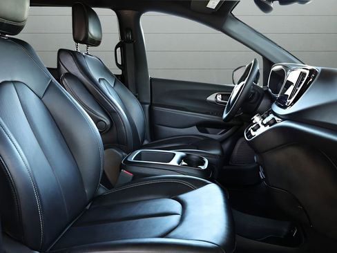 Used 2025 Chrysler Pacifica Select FWD image 72