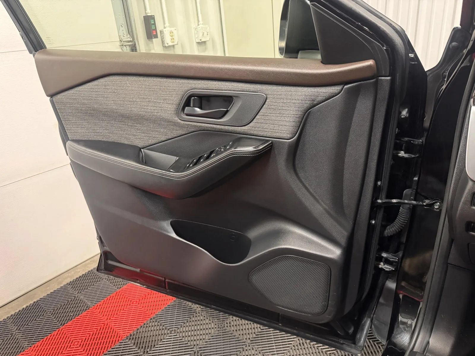 Used 2021 Nissan Rogue S AWD/4WD image 25