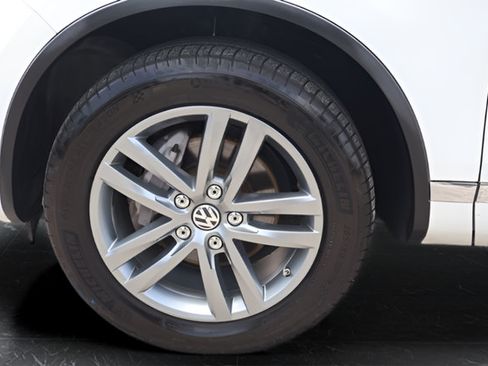 Used 2015 Volkswagen Touareg VR6 AWD/4WD image 10