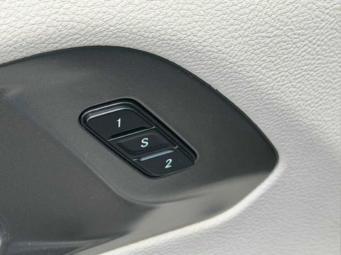 Used 2024 Chrysler Pacifica Touring-L FWD image 8