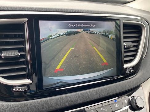 Used 2024 Chrysler Pacifica Touring-L FWD image 10