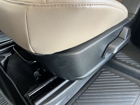 Used 2023 Ford Explorer Limited w/ Limited Technology Package AWD/4WD image 25