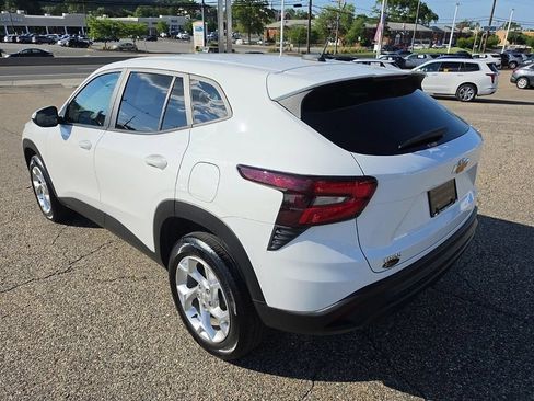 Used 2024 Chevrolet Trax LS w/ LS Convenience Package FWD image 5