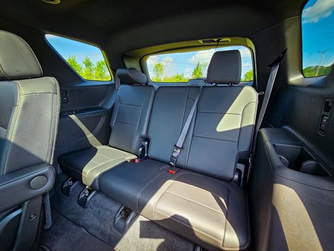 Used 2023 Chevrolet Traverse LT w/ LT Premium Package AWD/4WD image 39