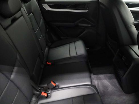 Certified 2024 Porsche Cayenne AWD/4WD image 32