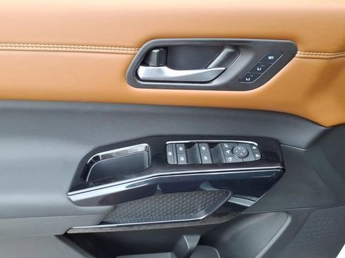 New 2026 Nissan Pathfinder Platinum image 5