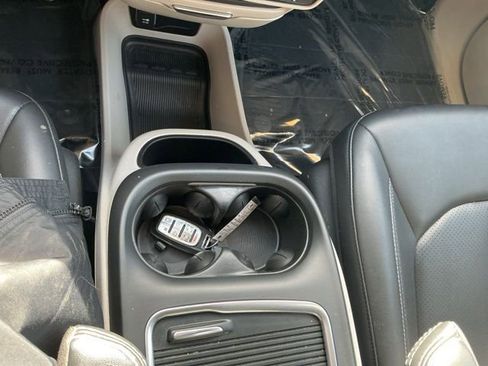 Used 2024 Chrysler Pacifica Touring-L FWD image 22
