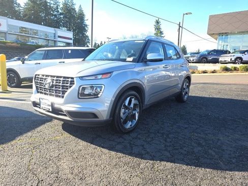 Used 2025 Hyundai Venue SEL image 3