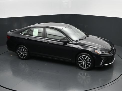 Used 2026 Volkswagen Jetta SE FWD image 32
