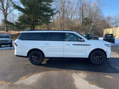 New 2025 Lincoln Navigator L Reserve w/ Jet Appearance Package image 4