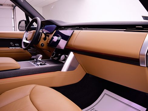 Used 2023 Land Rover Range Rover SE image 25