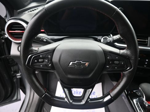 Used 2025 Chevrolet Trax RS w/ Sunroof Package FWD image 11