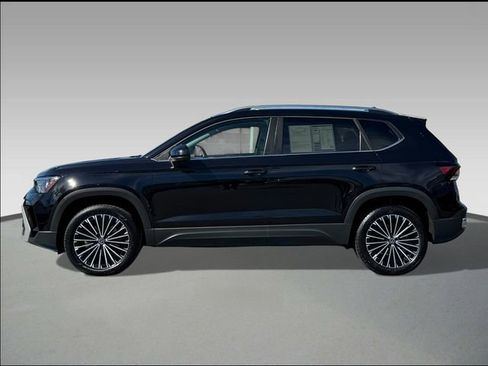 Used 2025 Volkswagen Taos SE image 3