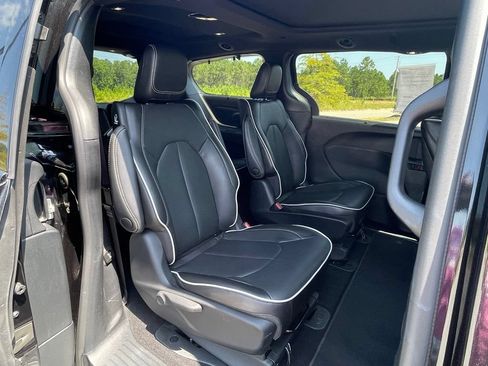 Used 2022 Chrysler Pacifica Limited w/ Uconnect Theater Family Group FWD image 46