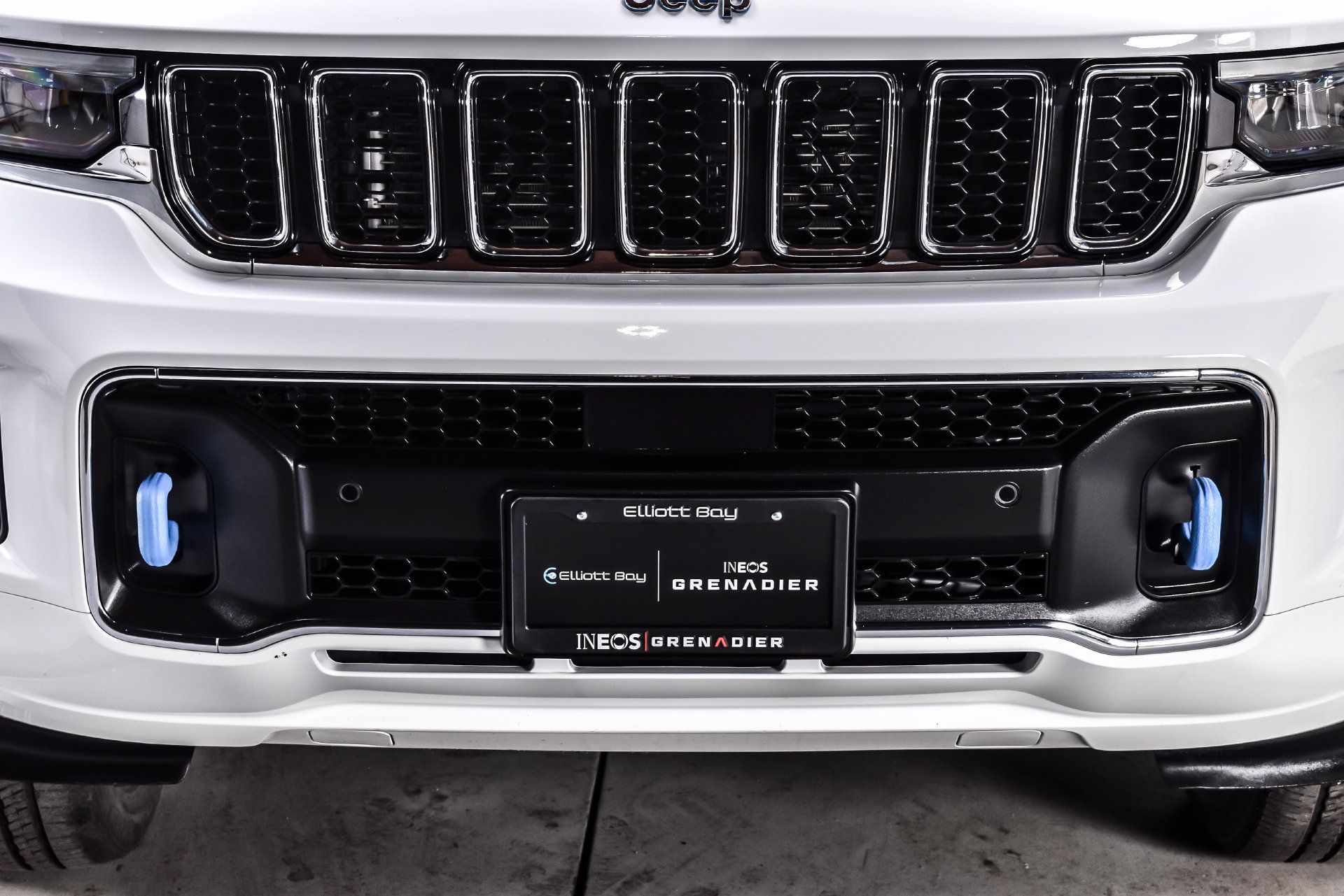 Used 2023 Jeep Grand Cherokee Overland w/ Luxury Tech Group IV AWD/4WD image 9