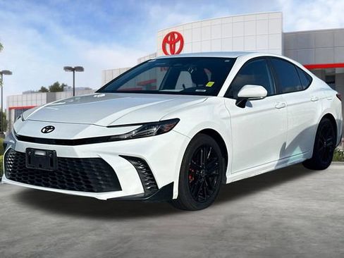 Used 2025 Toyota Camry SE FWD image 3