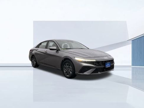 Used 2024 Hyundai Elantra SEL image 3