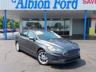 Used 2020 Ford Fusion SE image 1