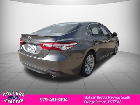Used 2018 Toyota Camry XLE image 3