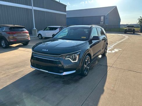 Used 2023 Kia Niro EX Touring FWD image 1