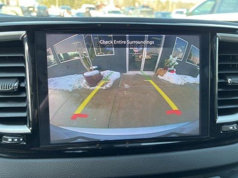 Certified 2024 Chrysler Pacifica Touring-L image 27