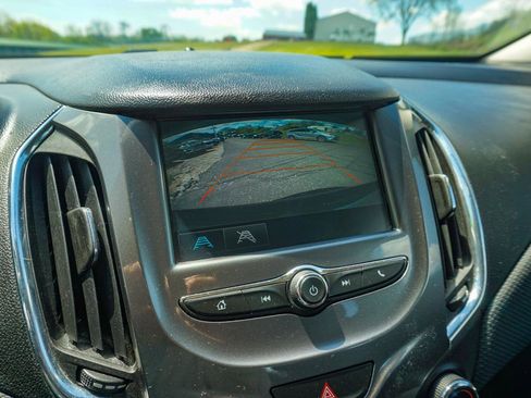 Used 2017 Chevrolet Cruze LT FWD image 14