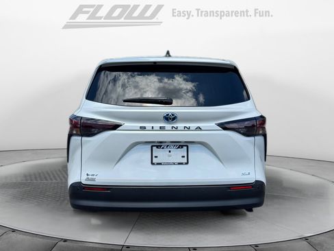 Used 2025 Toyota Sienna XLE FWD image 6