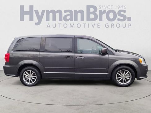 Used 2016 Dodge Grand Caravan SE image 2