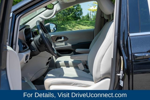 Used 2017 Chrysler Pacifica Touring FWD image 24
