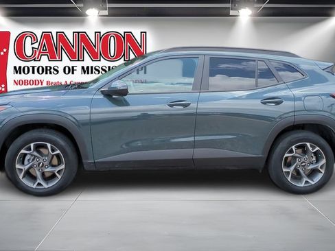 Used 2025 Chevrolet Trax LT FWD image 8