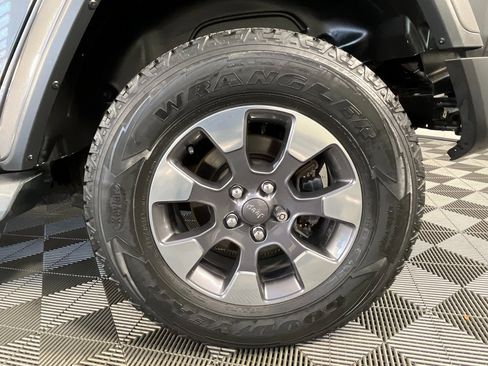 Used 2018 Jeep Wrangler Unlimited Sahara image 16