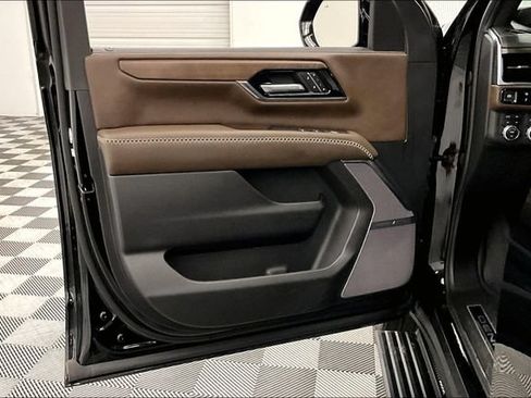 Used 2025 GMC Yukon XL Denali Ultimate w/ LPO, Floor Liner Package AWD/4WD image 21