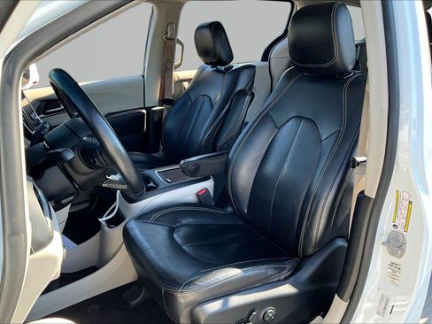 Used 2022 Chrysler Pacifica Touring-L w/ Uconnect Theater Family Group FWD image 18