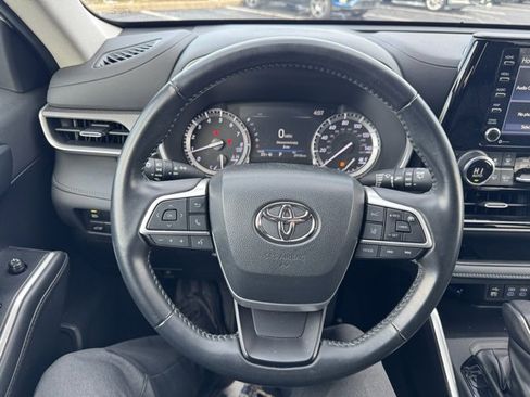 Used 2022 Toyota Highlander XLE image 17