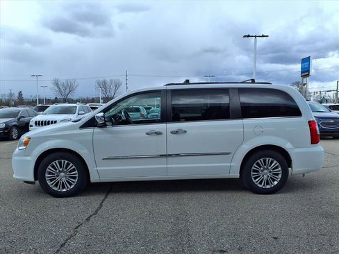 Used 2016 Chrysler Town & Country Touring-L image 8