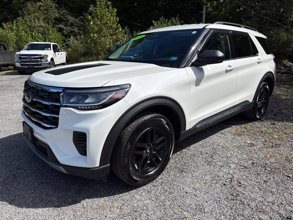Used 2025 Ford Explorer Active AWD/4WD image 3