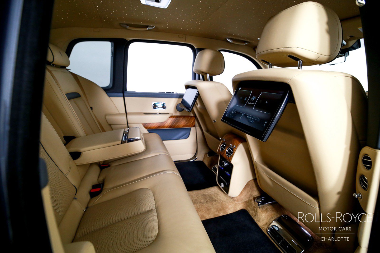 Certified 2020 Rolls-Royce Cullinan AWD/4WD image 31