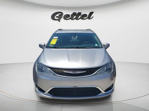 Used 2020 Chrysler Pacifica Touring-L FWD image 2