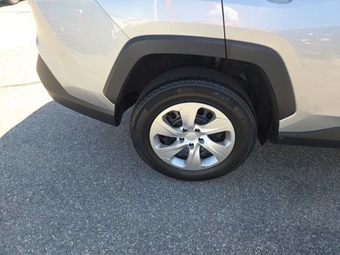 Used 2022 Toyota RAV4 LE AWD/4WD image 11