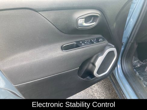 Used 2018 Jeep Renegade Latitude image 13