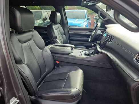 Certified 2024 Jeep Wagoneer Series II w/ Flexible Seating Group AWD/4WD image 16