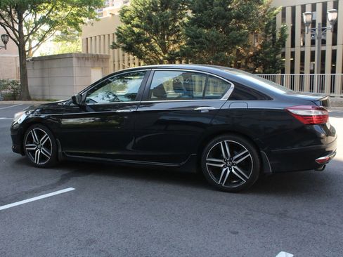 Used 2017 Honda Accord Sport Special Edition image 9