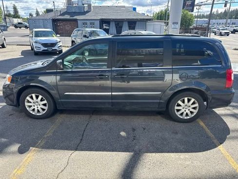 Used 2014 Chrysler Town & Country Touring FWD image 11