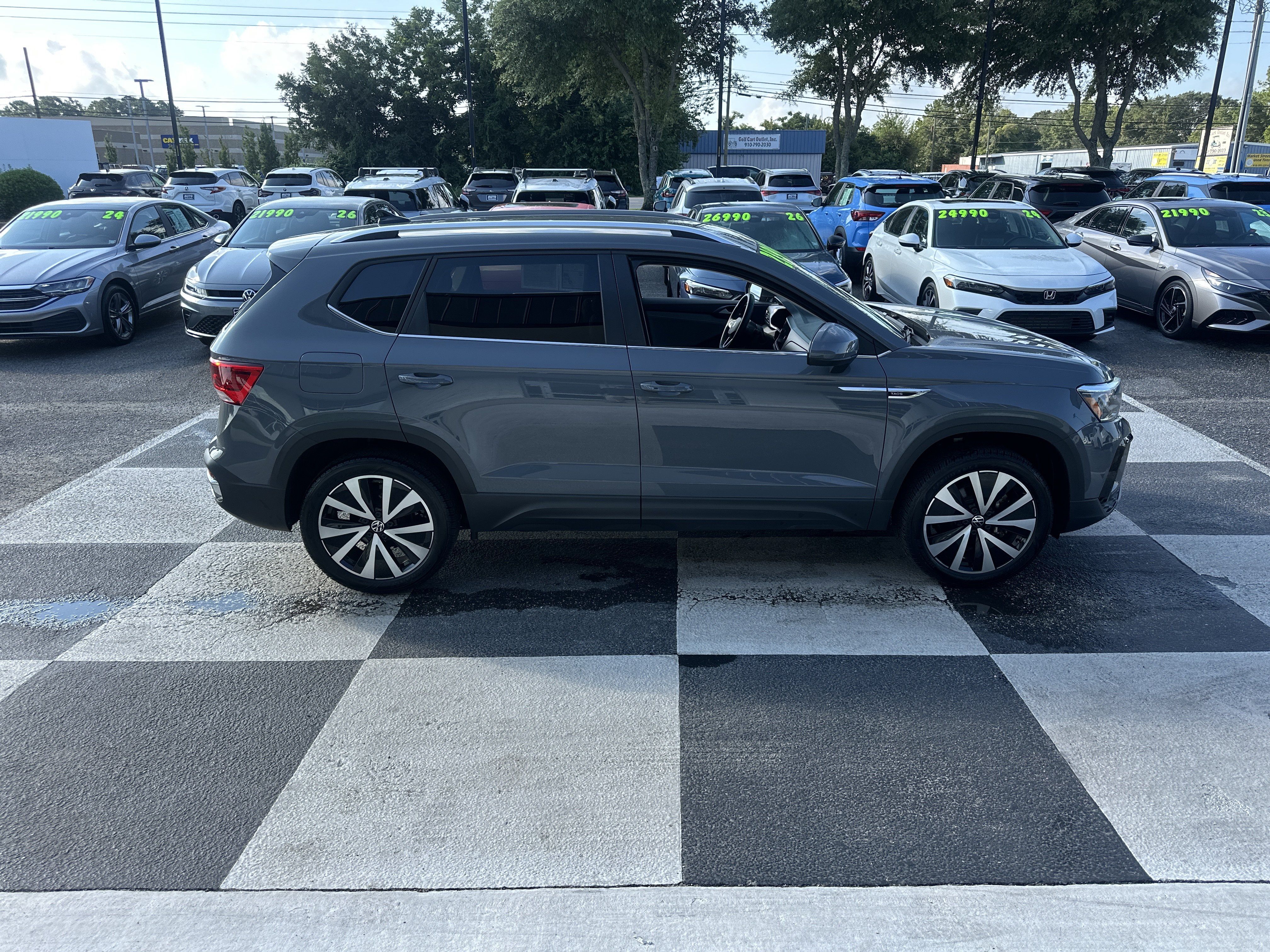 Used 2024 Volkswagen Taos SE w/ MDO Package FWD image 3