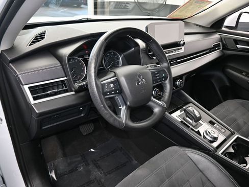 Used 2023 Mitsubishi Outlander SE image 10