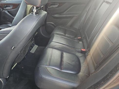 Used 2019 Jaguar F-PACE Prestige image 4