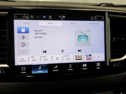 Used 2025 Chrysler Pacifica Select FWD image 3