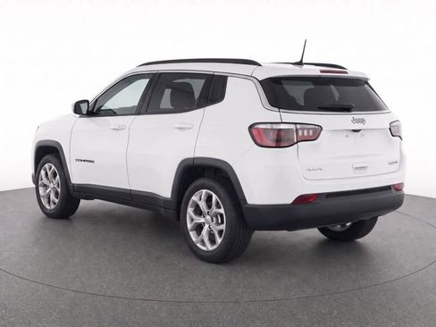Used 2024 Jeep Compass Latitude AWD/4WD image 5